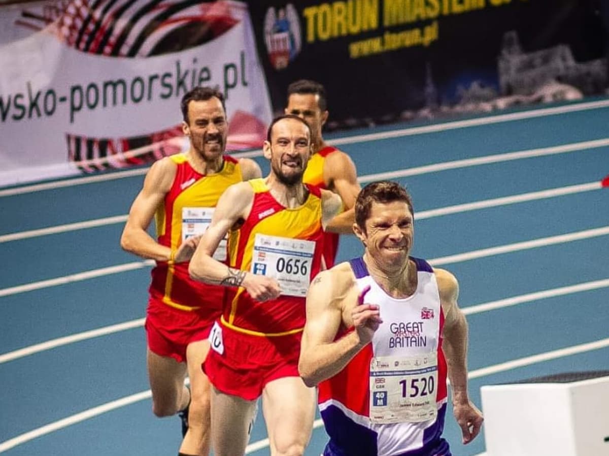 Juan Carlos Esteso acaricia la medalla de bronce en el 1.500 del Mundial M40 celebrado en Polonia en una carrera con un nivel impresionante