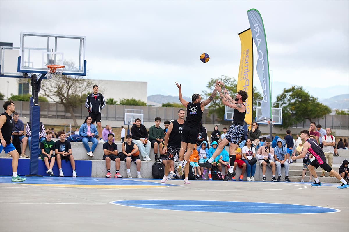 Varios jugadores de baloncesto jugando en una cancha - StreetFlavour - 3COM Squad