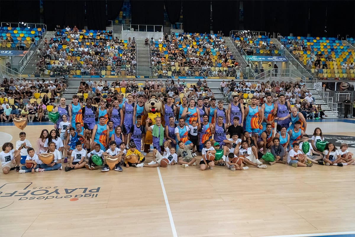 Jugadores de baloncesto en un evento solidario - StreetFlavour - 3COM Squad