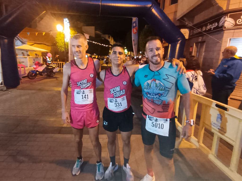 Corredores 3COM Squad tras acabar la carrera Paco Artiles