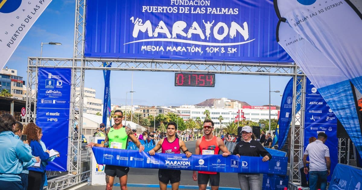 3 hombres y una mujer agarrandolo la cinta de la meta - 3com squad