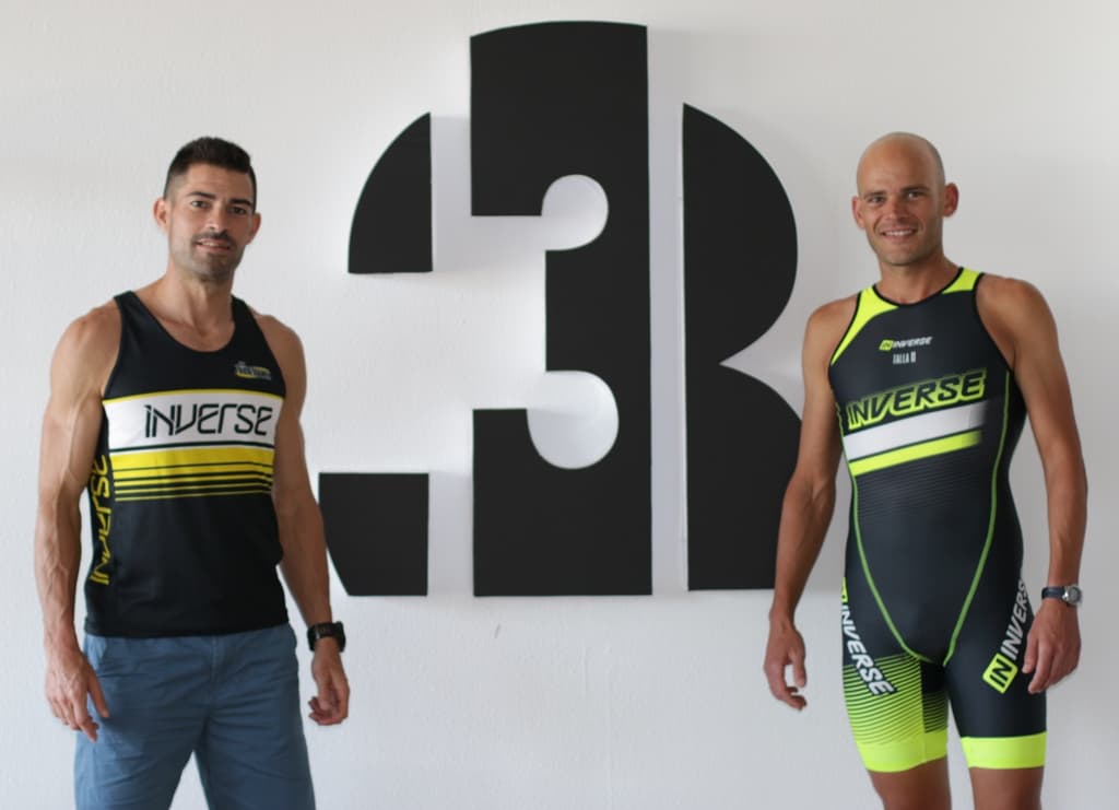 los Runners de 3COMsquad se visten con las prendas inverse