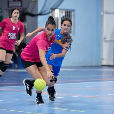 Chicas jugando al balonmano