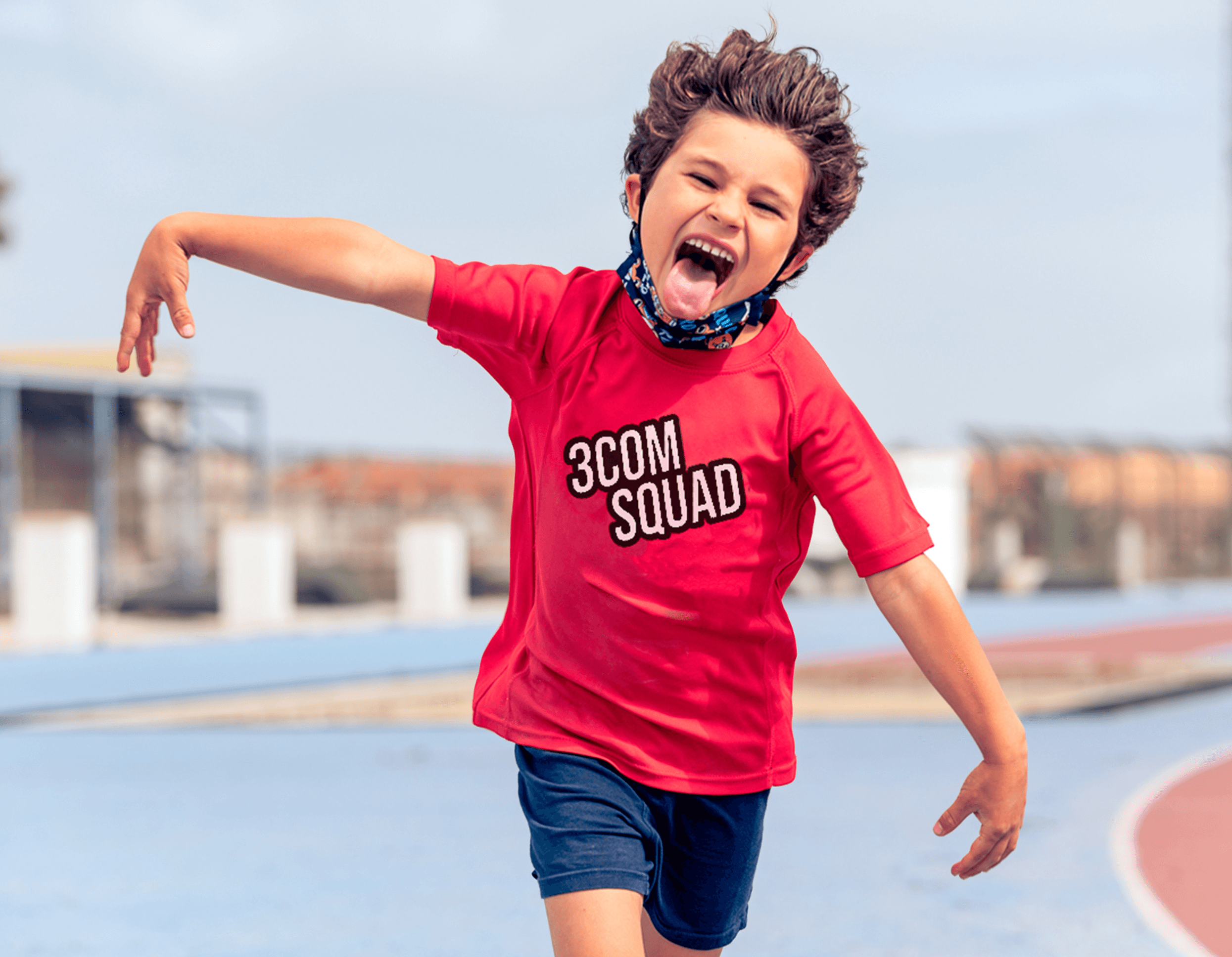 Niño feliz en 3COM Squad