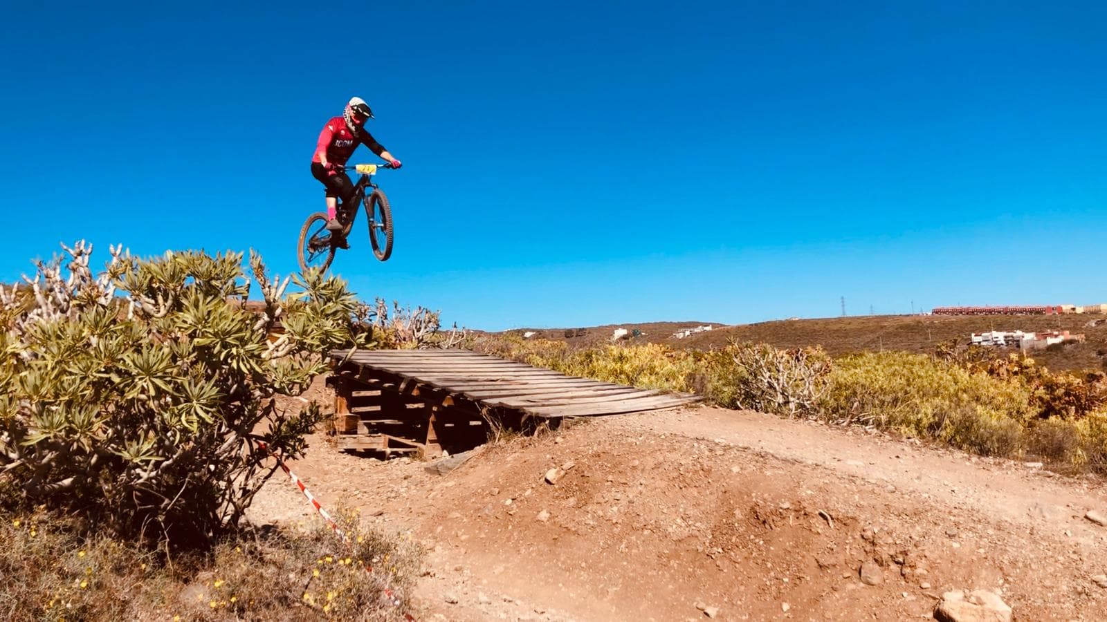 Javi Peña estrena la temporada de ciclismo en el XVIII Descenso de Tara