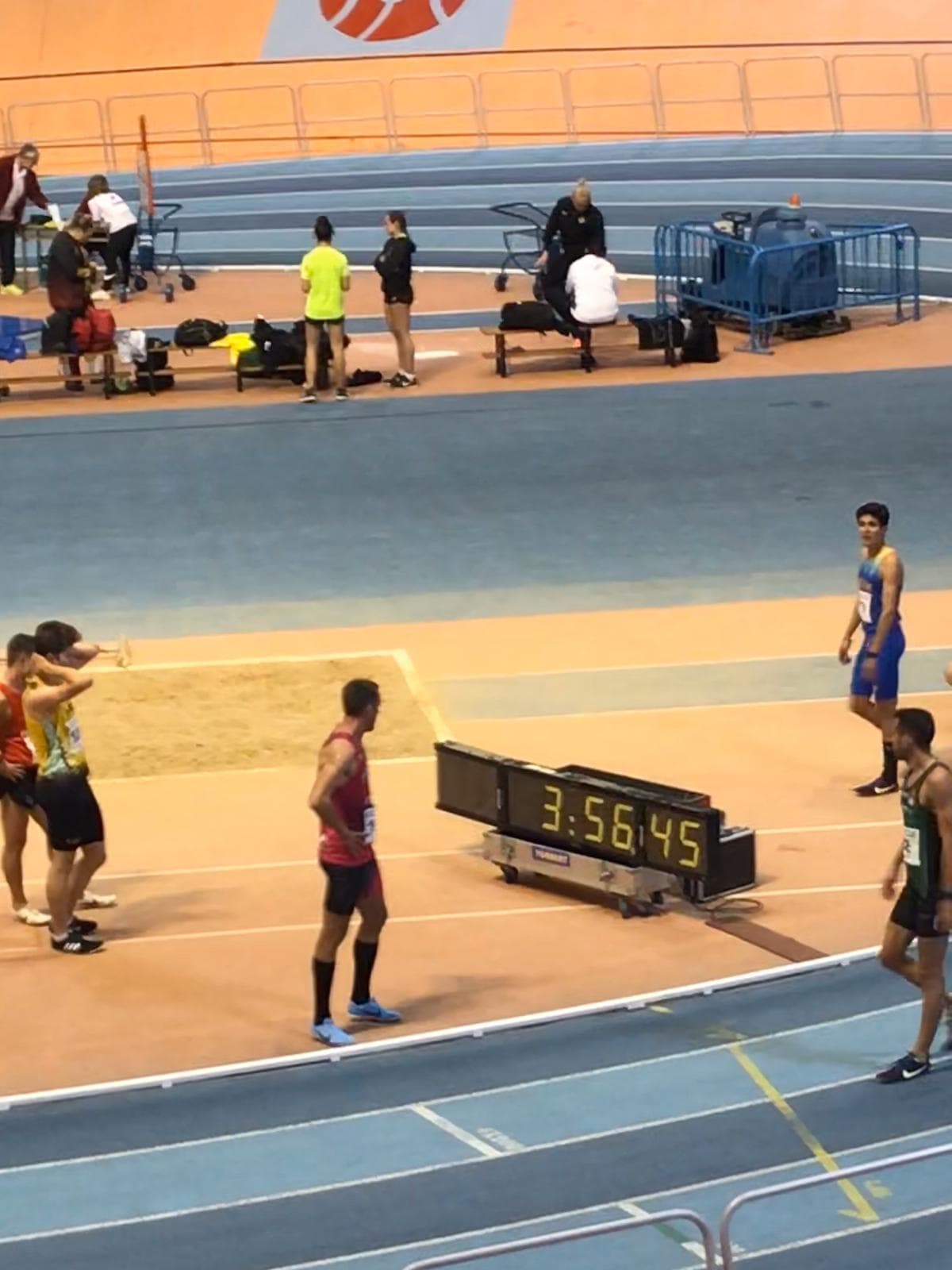 Juan Carlos Esteso brilla con luz propia en su debut de la temporada en pista cubierta