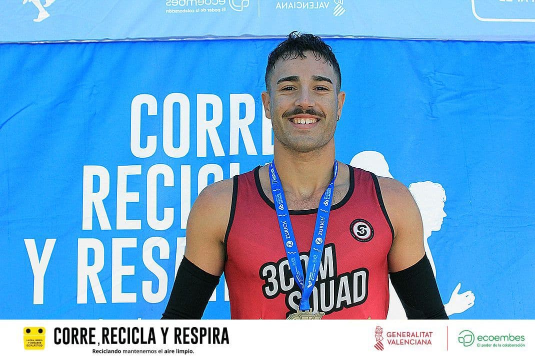 Carmelo Santana Reyes destaca en la Media Maratón de Valencia bajo la lluvia
