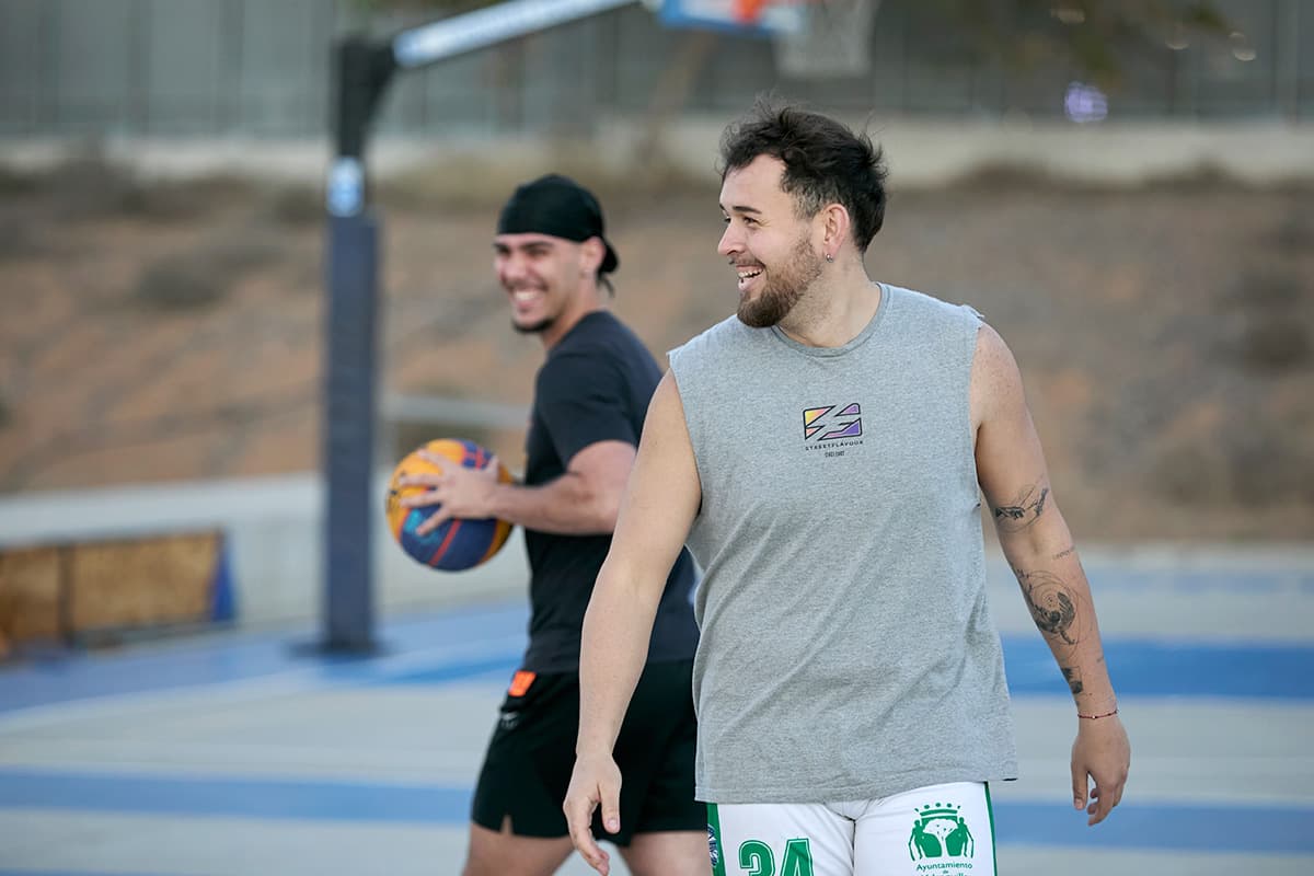 Ale Martin y Jhoenyr García jugando al baloncesto - StreetFlavour - 3COM Squad