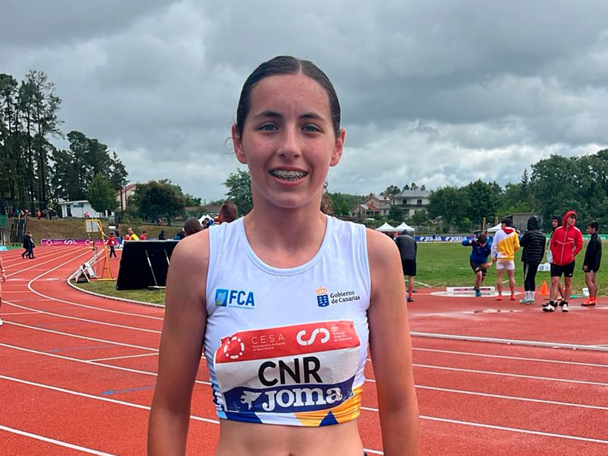 La atleta Ainhoa Domínguez durante el Campeonato de España Sub-16 representando a Canarias en la prueba de 1000 metros lisos en Ourense
